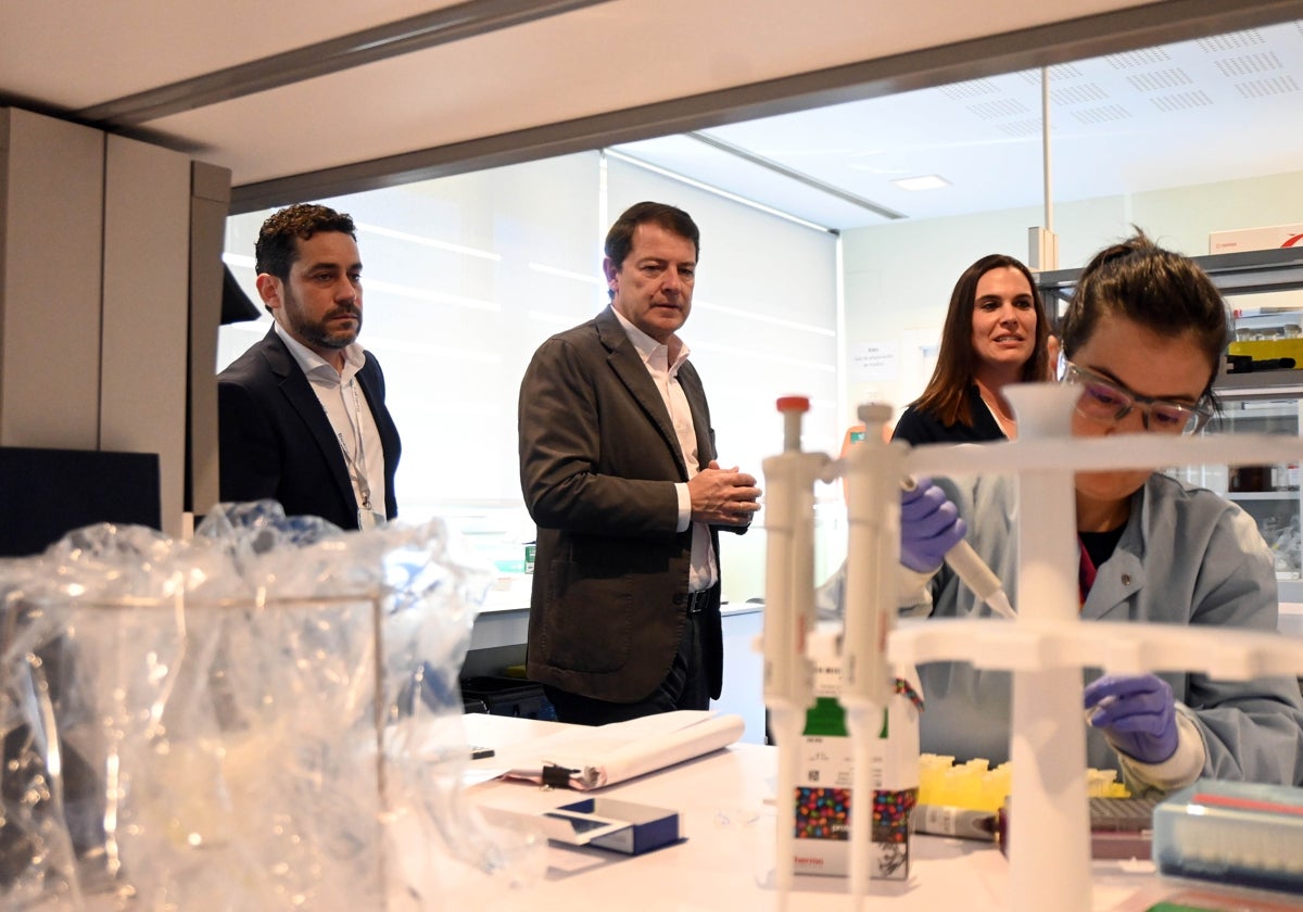 El presidente de la Junta, Alfonso Fernández Mañueco, durante su visita a la empresa 53 Biologics en el Parque Tecnológico de Boecillo (Valladolid)