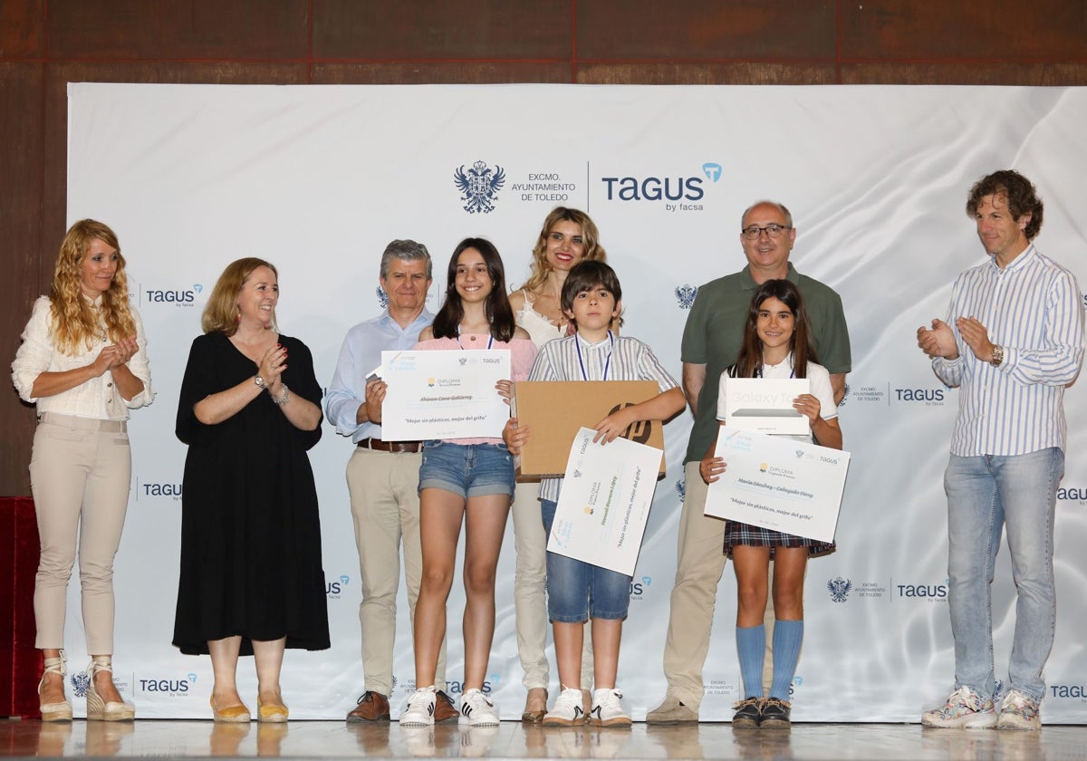 Algunos de los escolares premiados en el concurso de dibujo