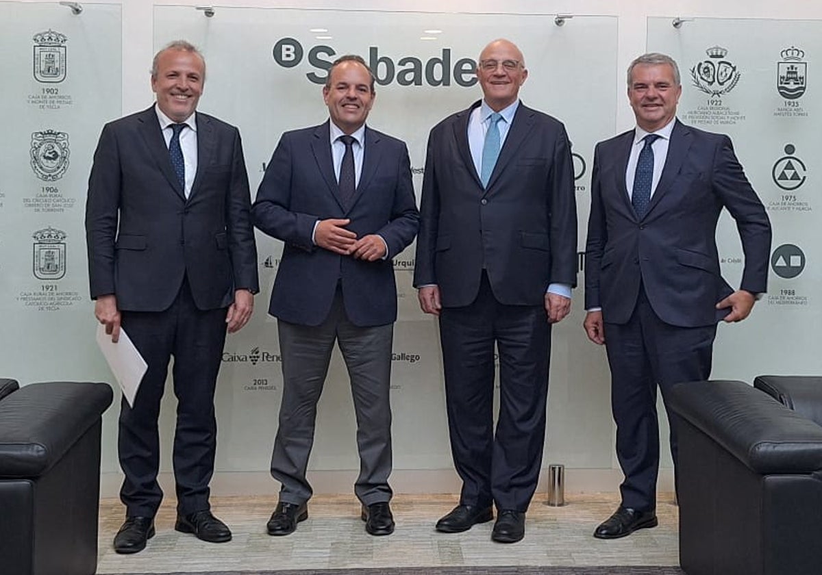 Carlos Baño y Josep Oliu, en el centro de la imagen, durante su reunión de este jueves en Alicante.