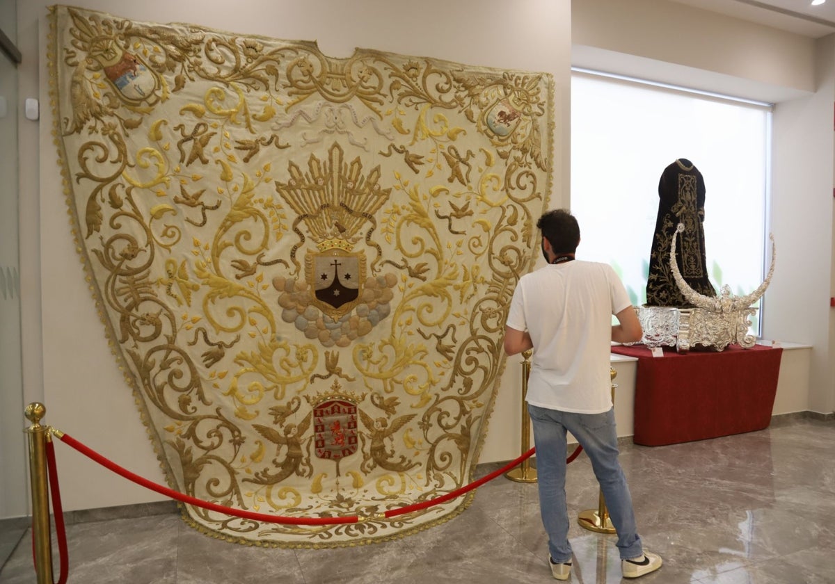 La capa de la Virgen y un hábito, en la exposición