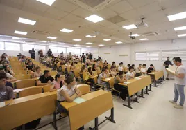 Estudiantes durante un examen de Selectividad en una clase de la Universidad de Sevilla