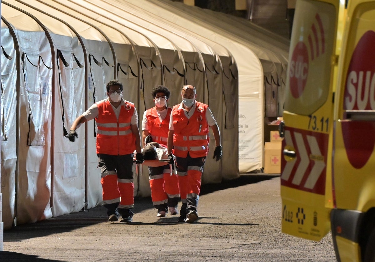 Los servicios sanitarios atienden en el puerto de La Restinga a los migrantes rescatados de varios cayucos en la Ruta Canaria