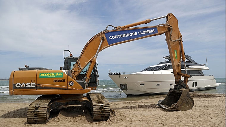 Imagen de una grúa junto al yate encallado en Valencia