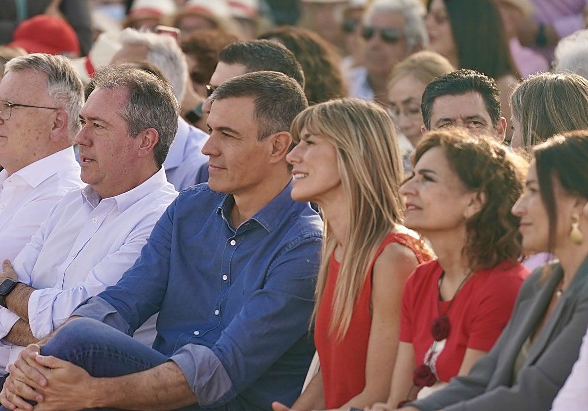 Juan Espadas, Pedro Sánchez, Begoña Gómez y María Jesús Montero durante el mitin de este miércoles en Benalmádena