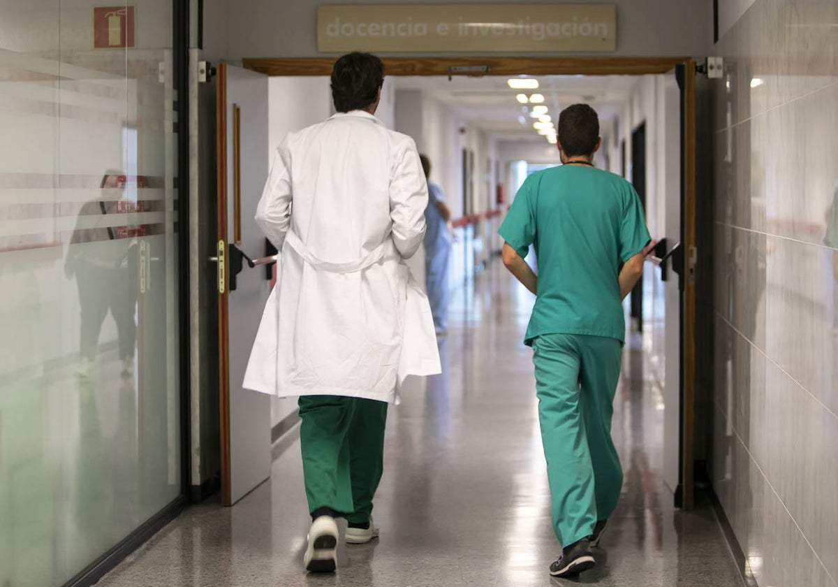 Dos médicos del Sergas, en imagen de archivo