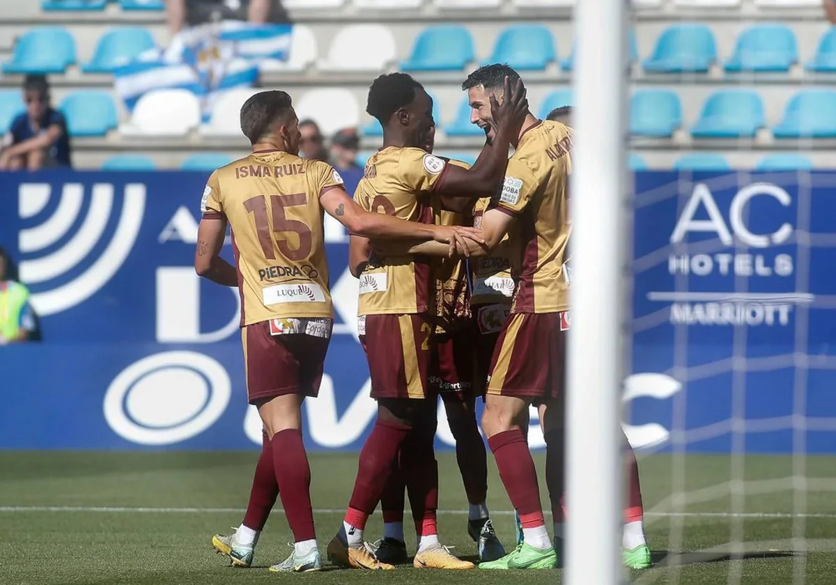 Albarrán celebra su gol ante la Ponferradina con sus compañeros