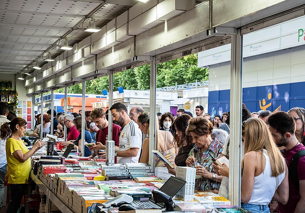 Lectores y libreros en la Feria del Libro de Madrid 2024.