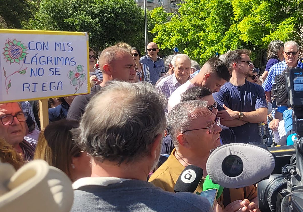 Agricultores afectados por la macroplanta solar en San Miguel de Salinas, en una protesta anterior en Alicante atendiendo a los medios.