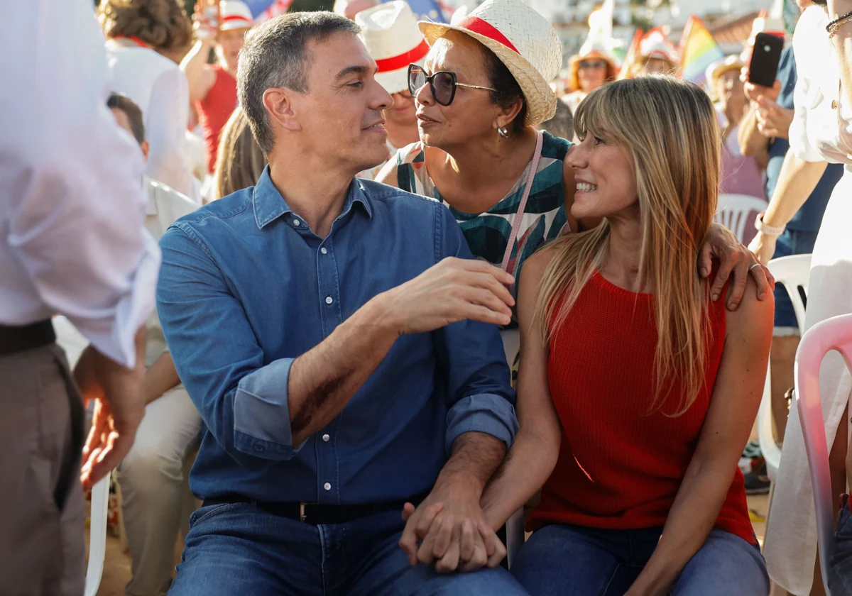 Pedro Sánchez y Begoña Gómez en el mitin de este miércoles en Benalmádena