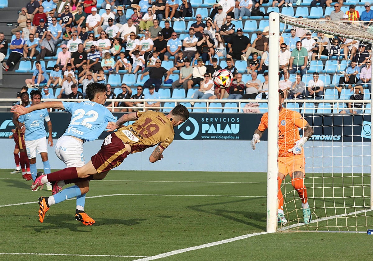 Toril remata de cabeza durante el partido ante el Ibiza en Can Misses hace unas semanas
