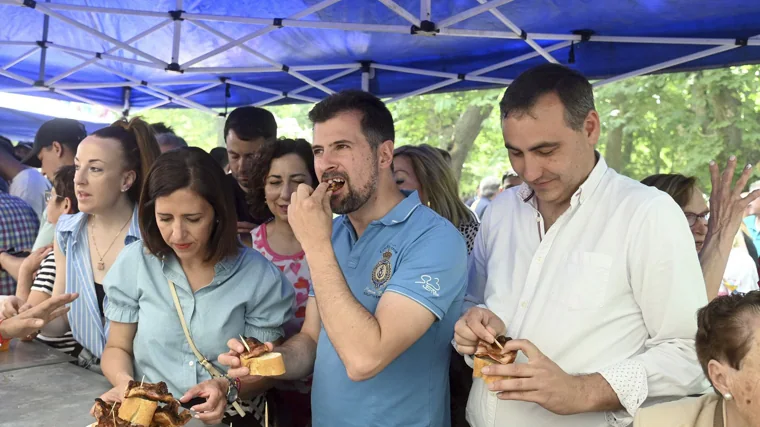 Luis Tudanca, este viernes, en el último  día de campaña de las europeas, en Burgos, donde se celebraba la fiesta del Curpillos