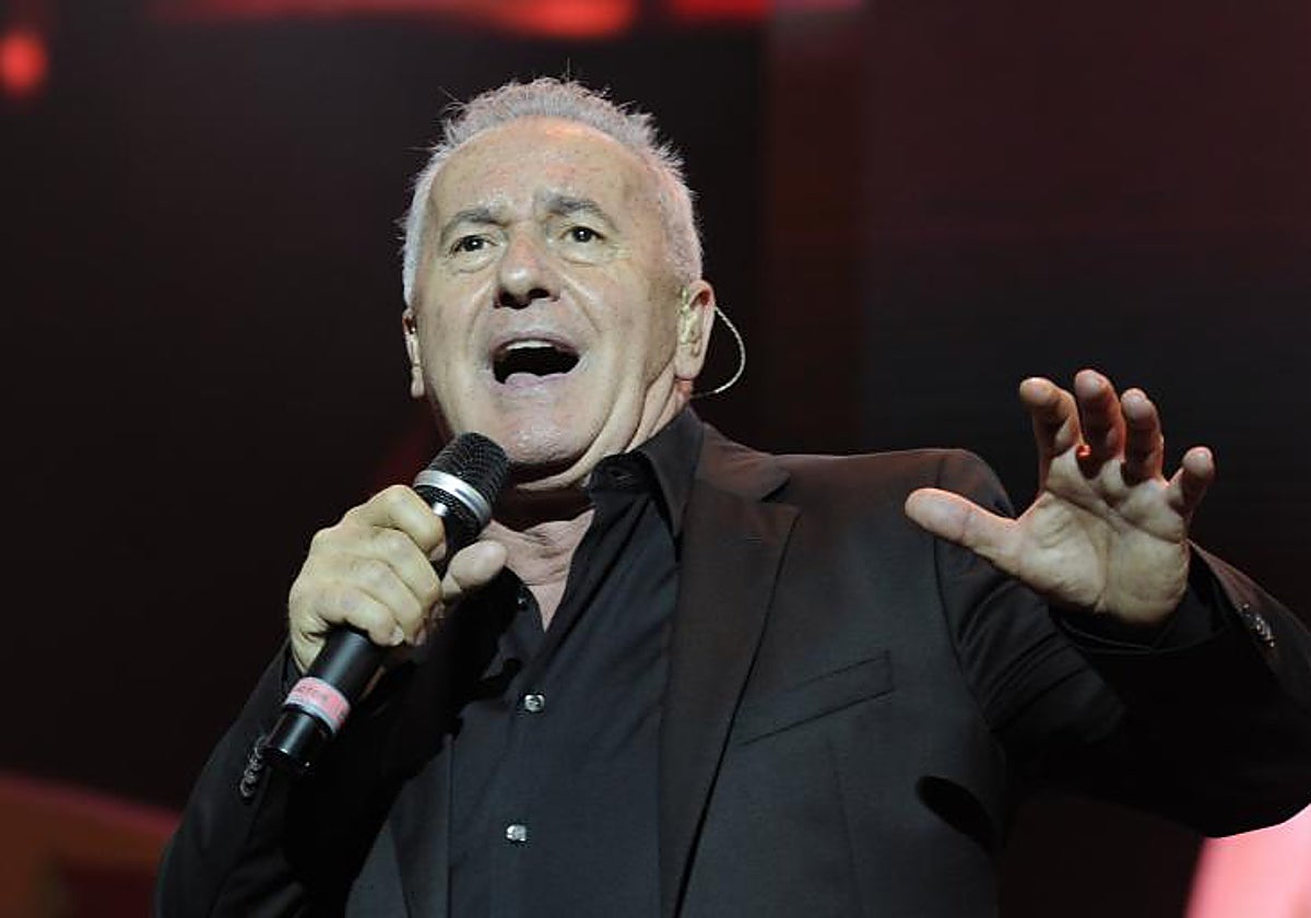 El cantante Víctor Manuel, en uno de sus conciertos