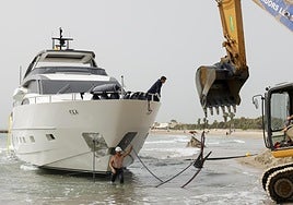 «Está muy encallado»: remolcadores, cables rotos y mucho sudor para reflotar el yate de lujo de Valencia