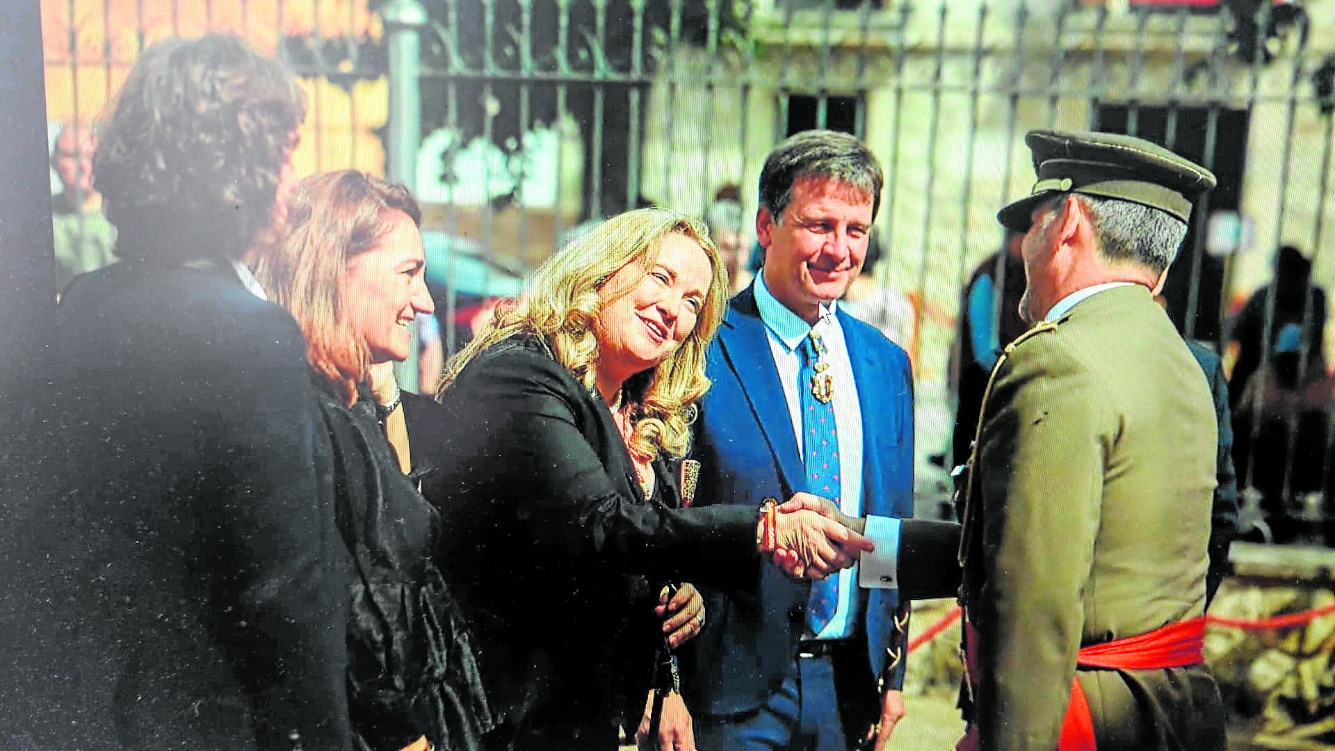 Cristina Ayala, junto al presidente del PP de Burgos, ayer en la fiesta de Los Curpillos