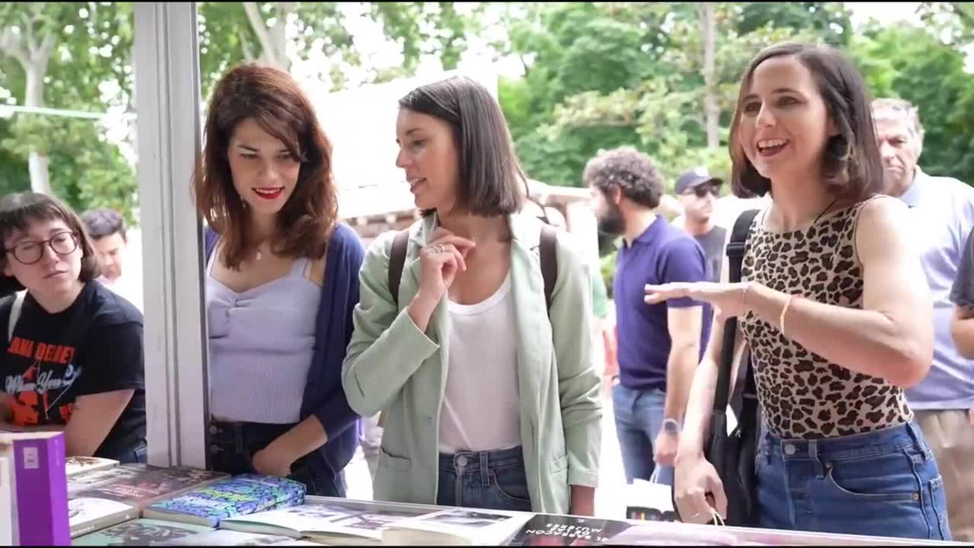 Ione Belarra e Irene Montero visitan la Feria del Libro de Madrid en la jornada de reflexión