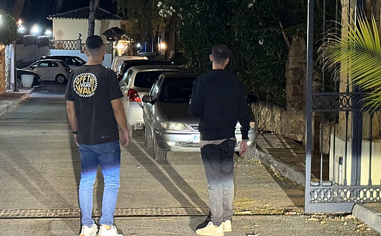 Imagen principal - Los agentes revisan urbanizaciones durante la noche y están atentos a las alertas de los controles