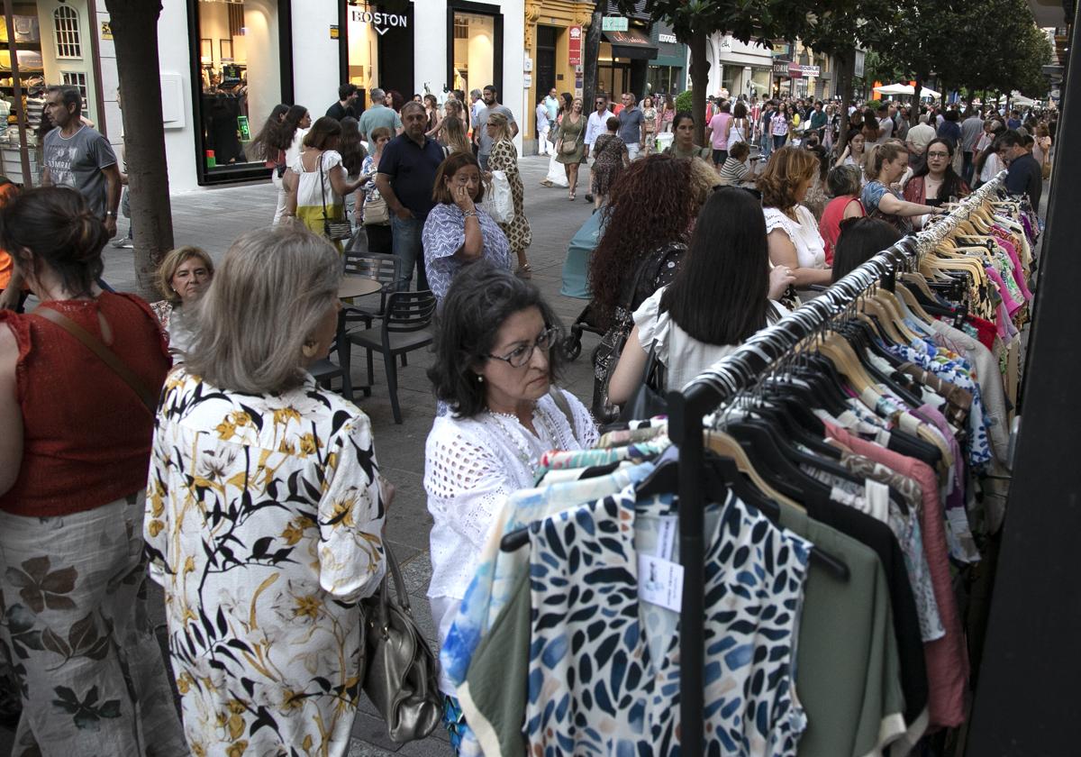 Ambiente en Cruz Conde, durante la 'Shopping Night' de este viernes