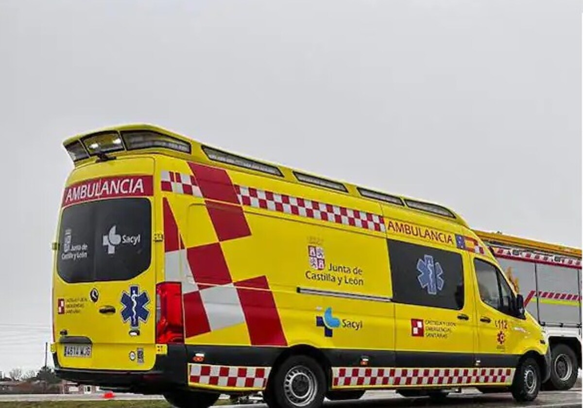 Imagen de archivo de una ambulancia en carretera