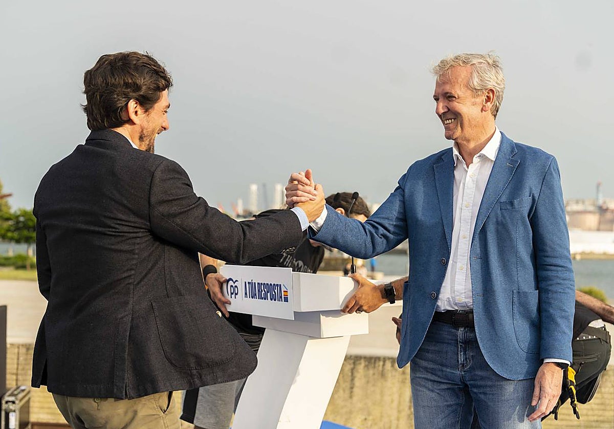 El candidato del PP, Francisco Millán Mon, y Alfonso Rueda, el viernes