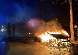 Arden seis vehículos en una calle de Pozuelo de Alarcón