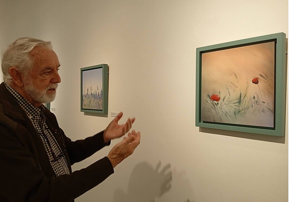 juan Berenguel frente al cuadro 'Cortejo de amapolas', que expone en el Santa Cruz