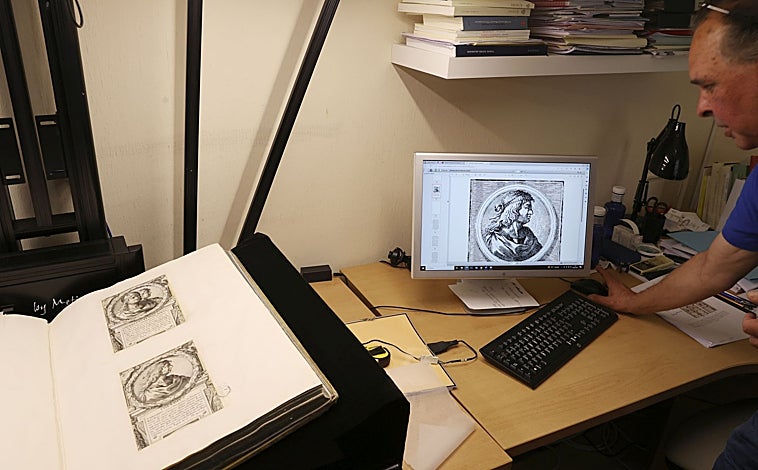 Imagen principal - Jorge Maier, conservador e investigador de la Real Academia de San Fernando, con las estampas de la colección Valparaíso que pudieron servir de inspiración para la Plaza Mayor de Salamanca