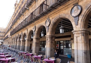 Del papel a la piedra: las estampas esculpidas en la Plaza Mayor de Salamanca