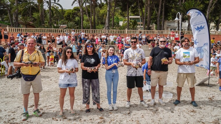 Participantes en la suelta de los animales a su medio marino, este sábado.