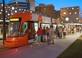 Servicio nocturno especial del TRAM de Alicante hoy por la Entrada de Bandas de las Hogueras