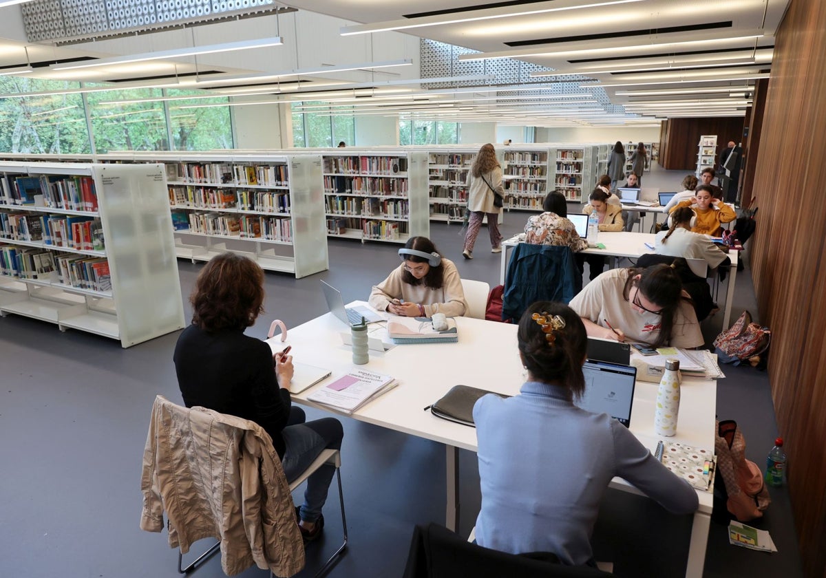 Interior de la Biblioteca Grupo Cántico