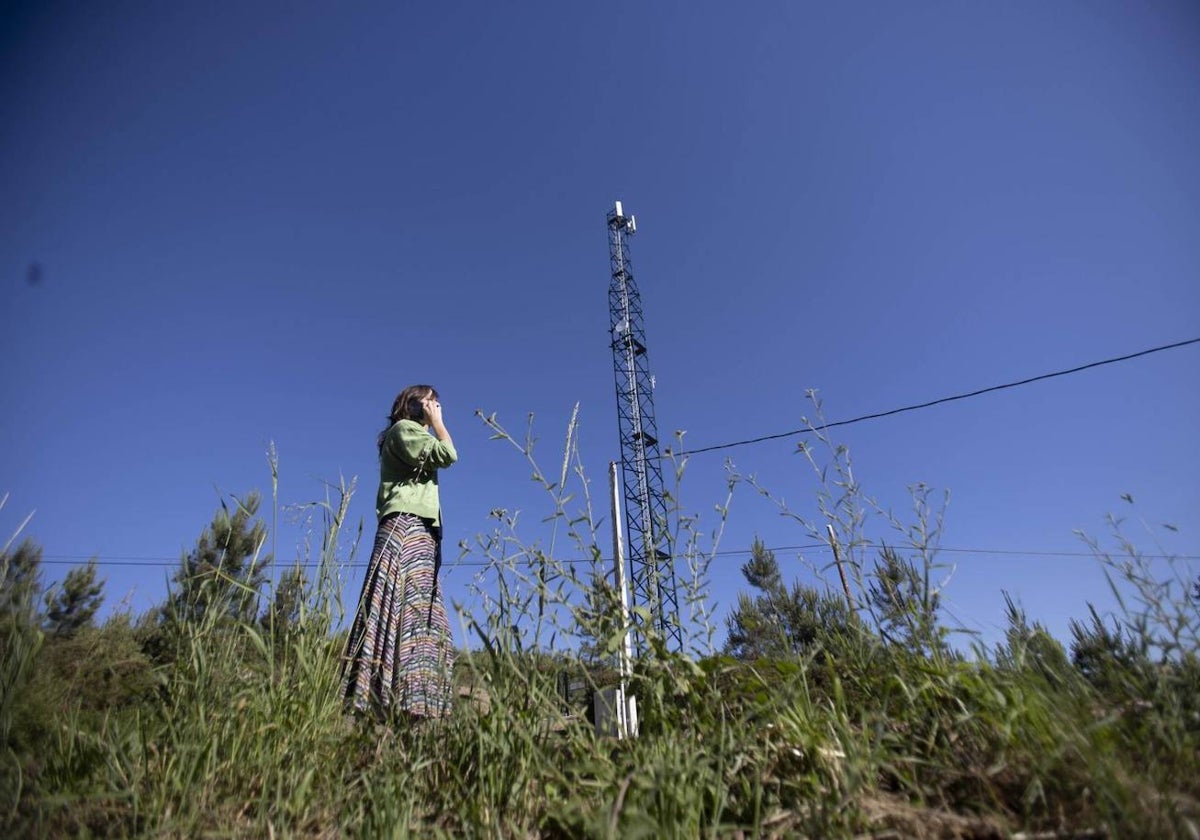 Una vecina, ante la torre instalada en Vilar de Rei (Cenlle, Orense)