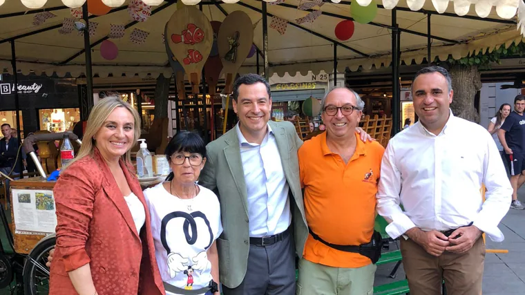 El presidente de la Junta, Juanma Moreno, entre los dueños y con la alcaldesa, Marifrán Carazo,y el presidente de la Diputación, Francis Rodríguez