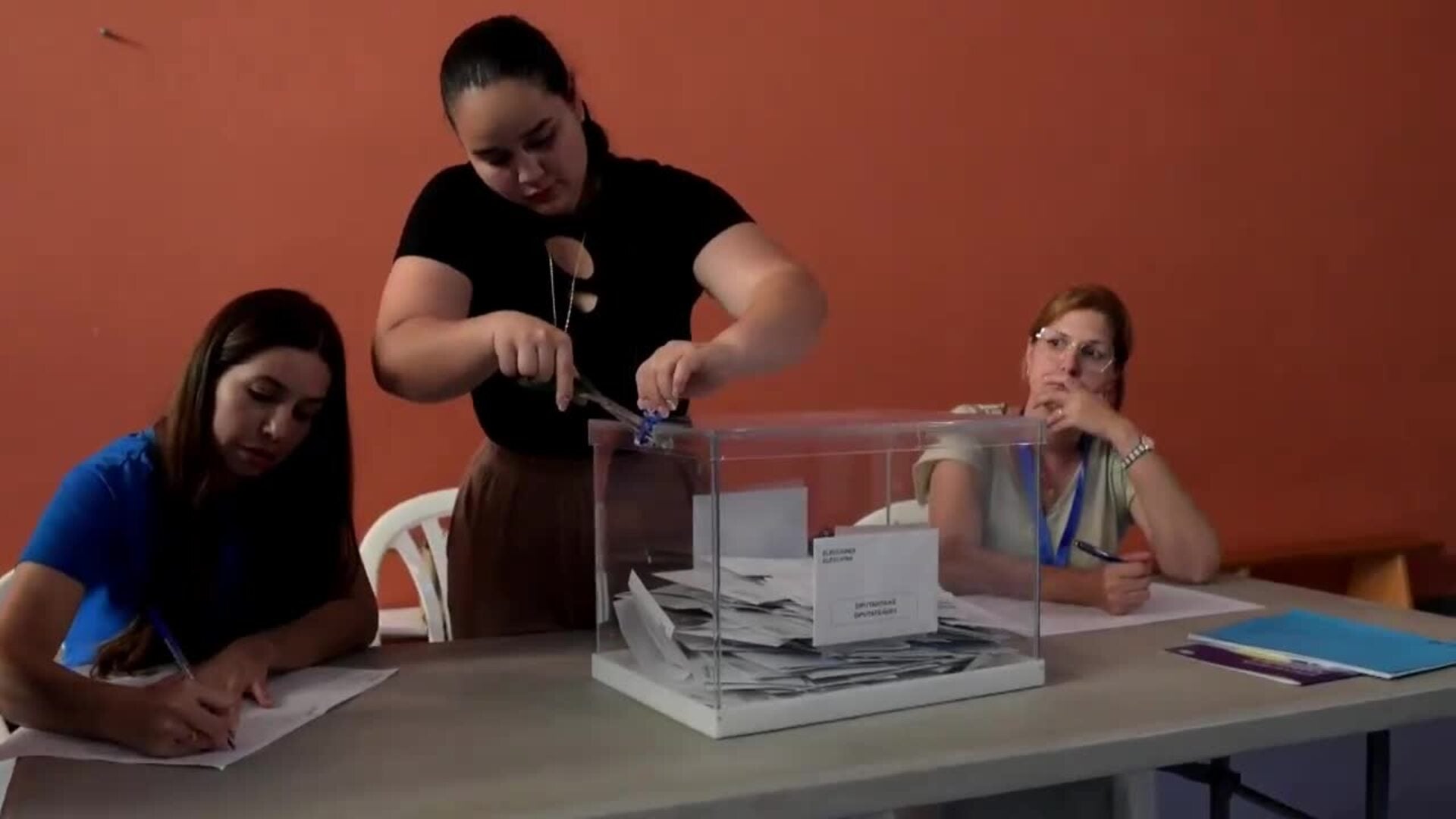 Cierran las urnas de las elecciones europeas en España, salvo en Canarias