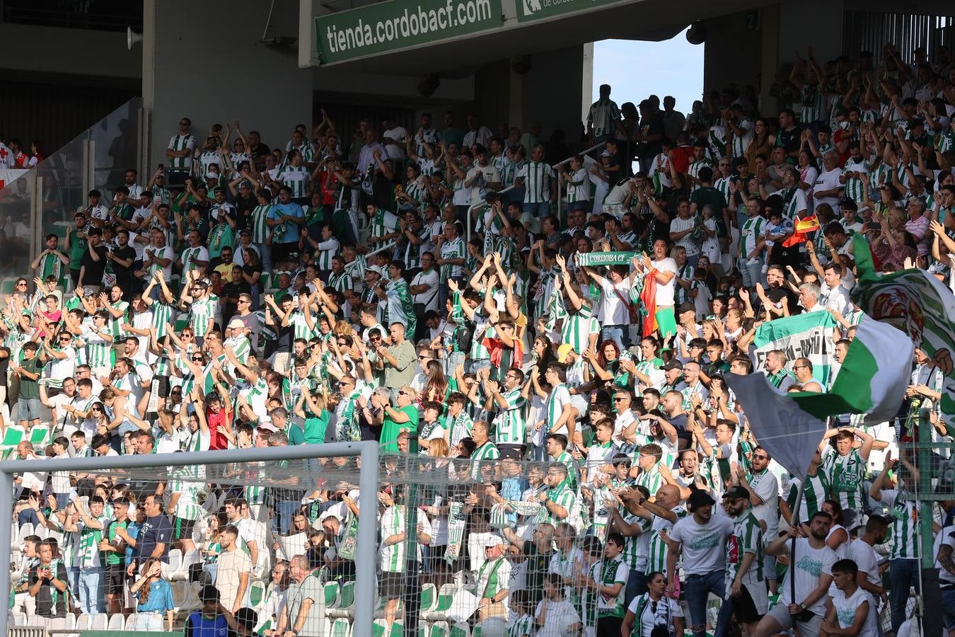 El ambiente del Córdoba-Ponferradina, en imágenes