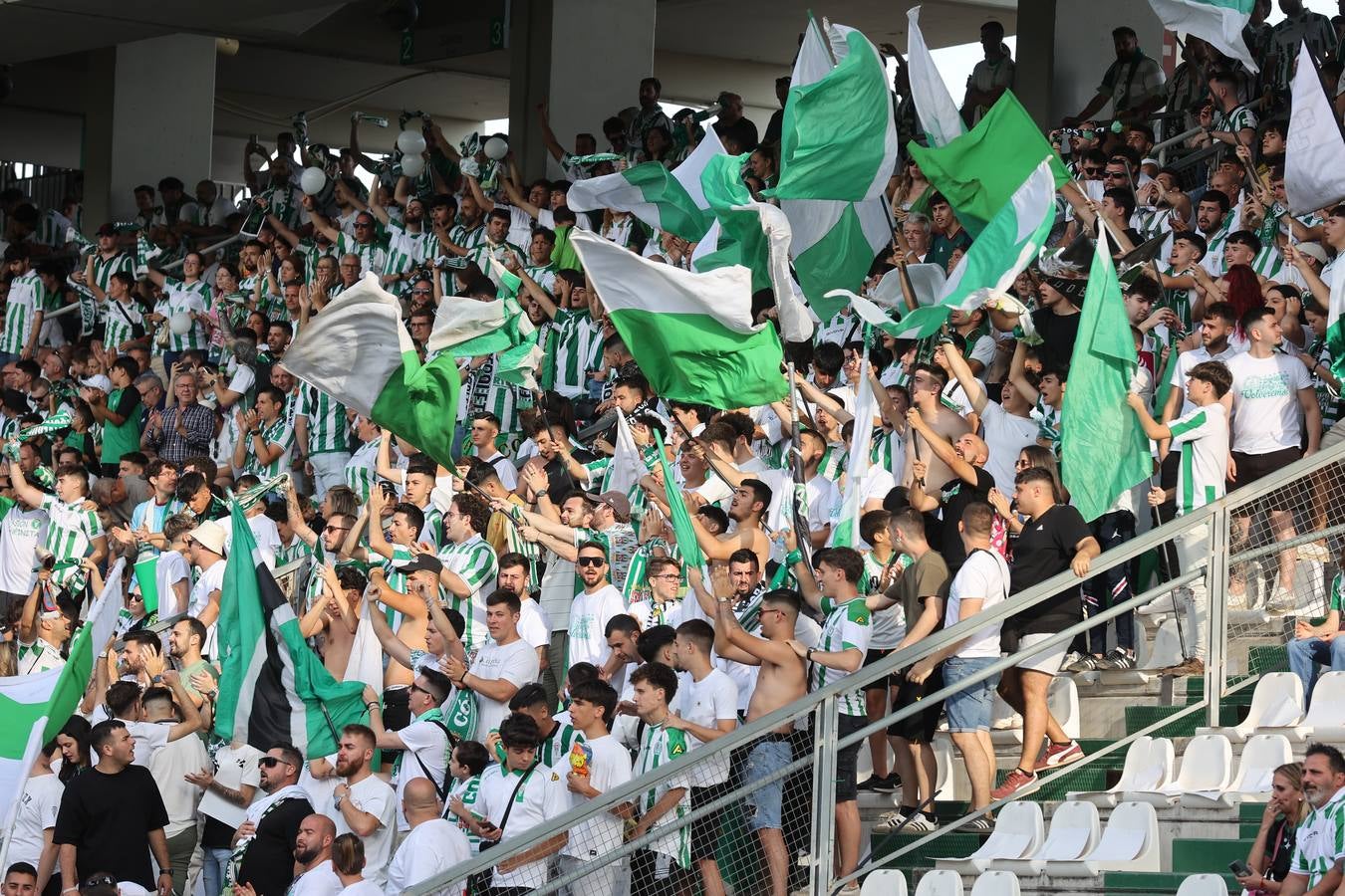 El ambiente del Córdoba-Ponferradina, en imágenes