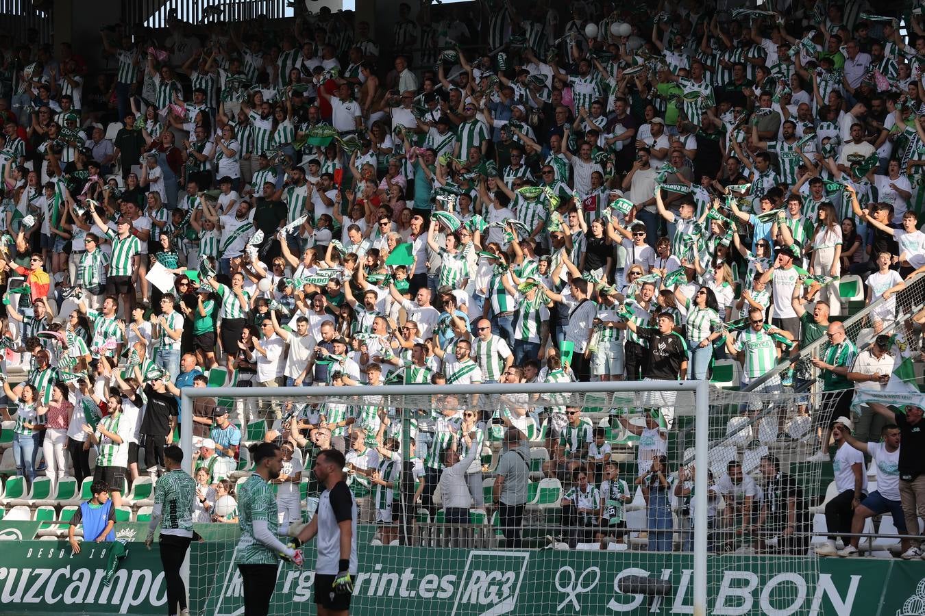 El ambiente del Córdoba-Ponferradina, en imágenes