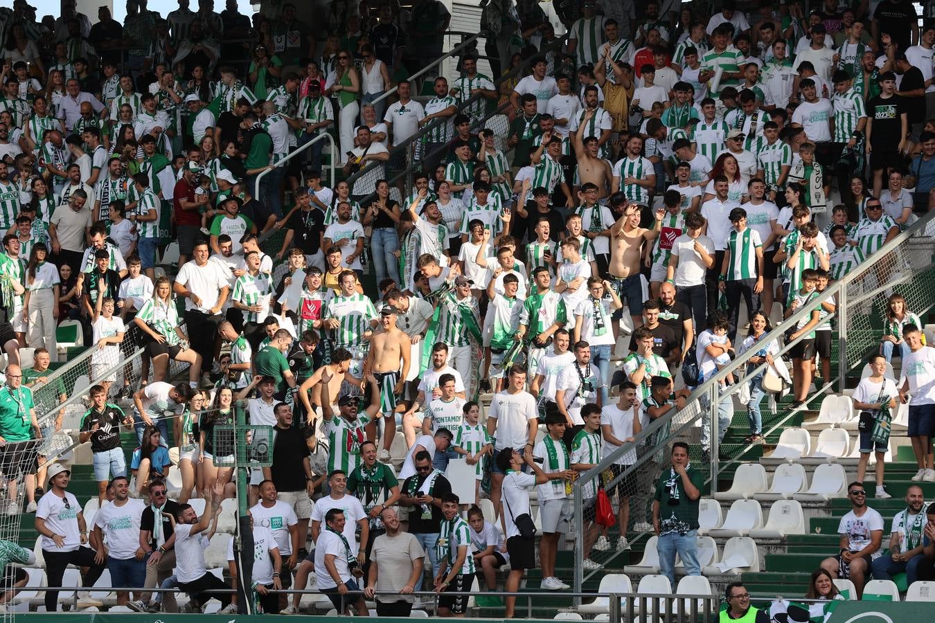 El ambiente del Córdoba-Ponferradina, en imágenes