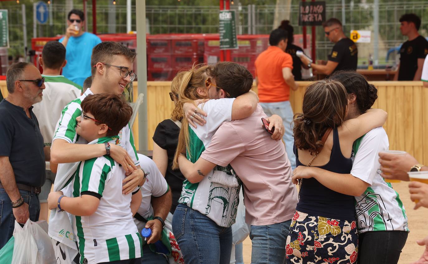 Fotos: las mejores imágenes del ambiente en la Fan Zone del Córdoba CF