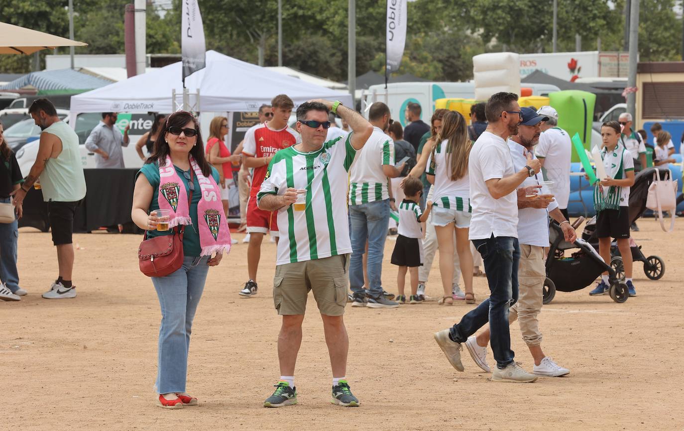Fotos: las mejores imágenes del ambiente en la Fan Zone del Córdoba CF