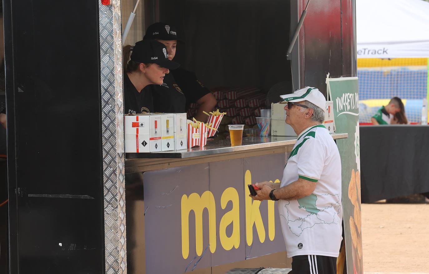 Fotos: las mejores imágenes del ambiente en la Fan Zone del Córdoba CF