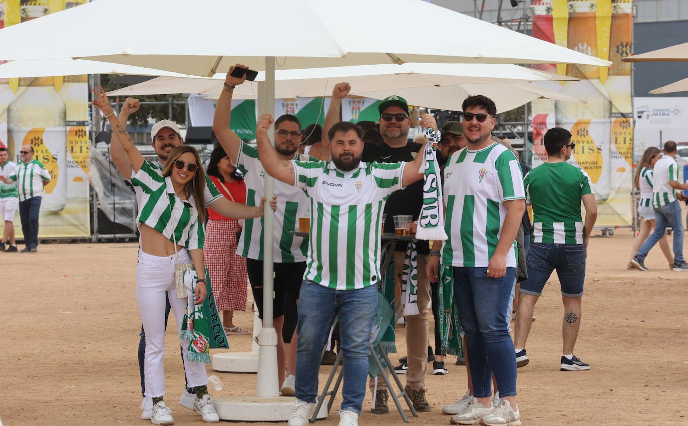 Fotos: las mejores imágenes del ambiente en la Fan Zone del Córdoba CF