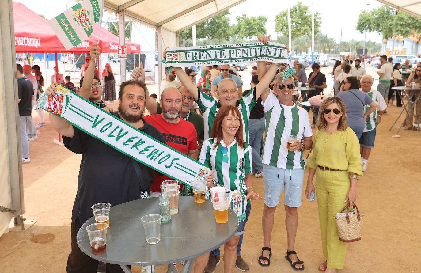 Fotos: las mejores imágenes del ambiente en la Fan Zone del Córdoba CF