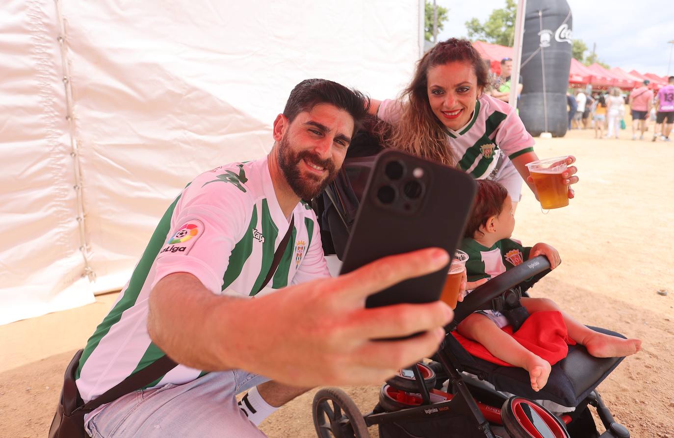 Fotos: las mejores imágenes del ambiente en la Fan Zone del Córdoba CF