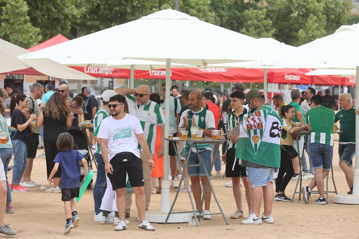 Fotos: las mejores imágenes del ambiente en la Fan Zone del Córdoba CF
