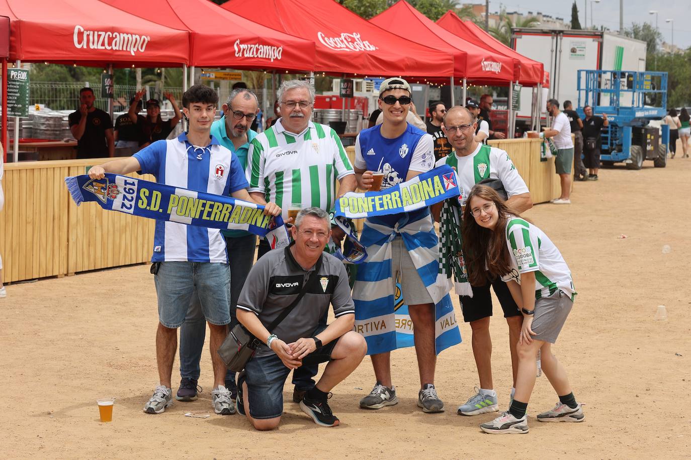 Fotos: las mejores imágenes del ambiente en la Fan Zone del Córdoba CF