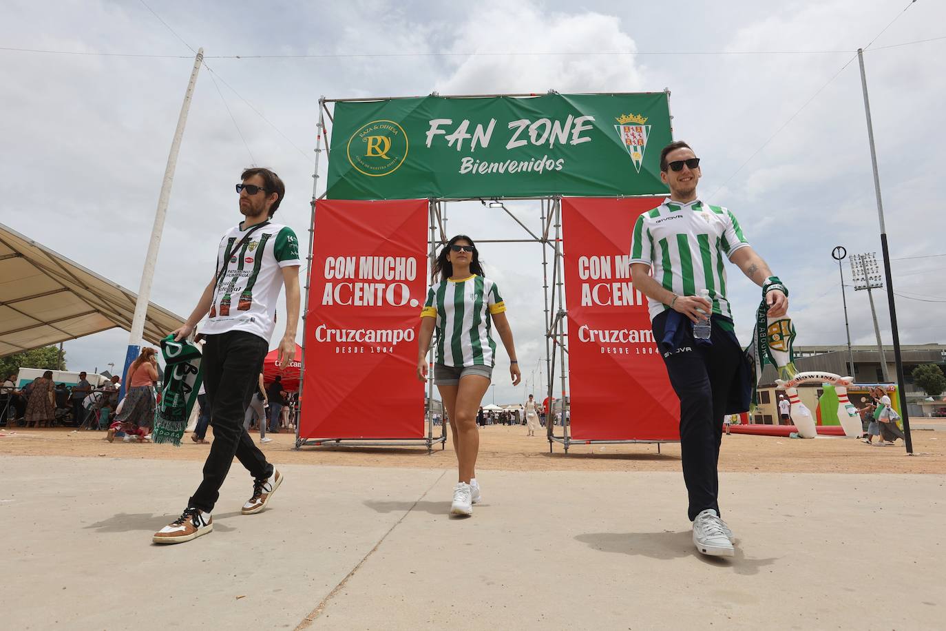 Fotos: las mejores imágenes del ambiente en la Fan Zone del Córdoba CF
