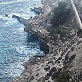 Muere un joven de 18 años ahogado en una cala de Benidorm entre gritos desesperados de sus amigos desde el acantilado