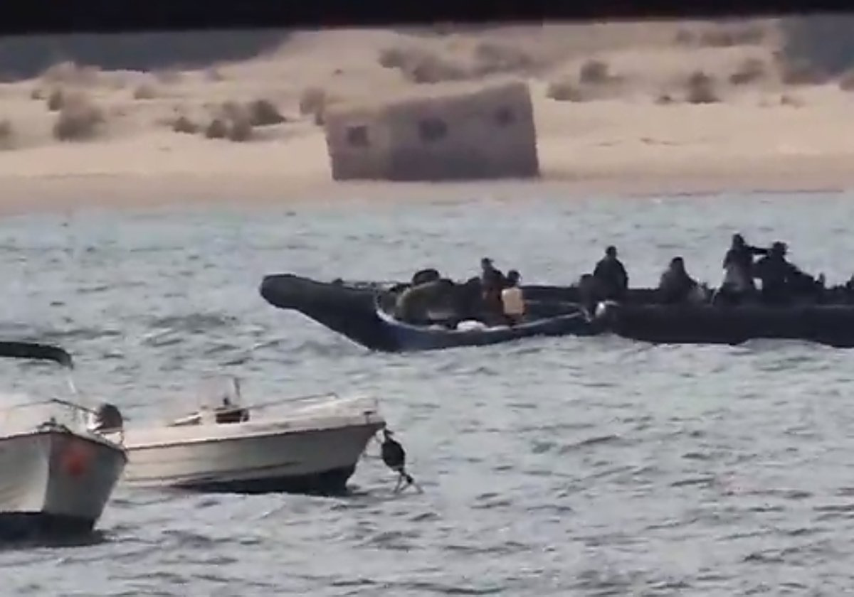 Imágenes de la narcolancha y de la neumática suministrándole petacas de combustible