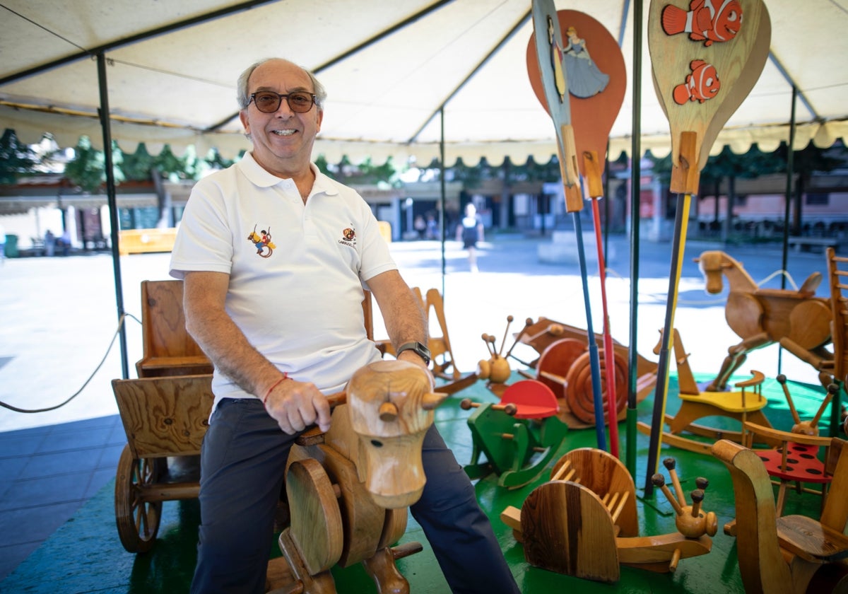 José Carlos Beneroso, montado orgulloso en un caballito de su carrusel