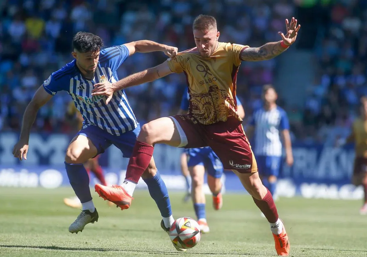 Antonio Casas protege el balón ante un rival de la Ponferradina